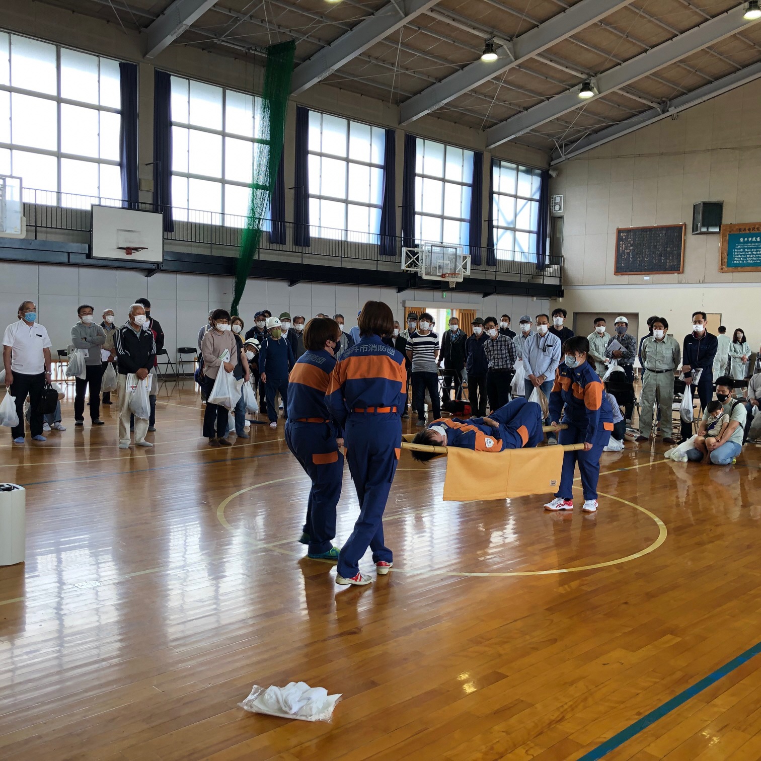 毛布と竹竿による簡易担架での搬送法のデモンストレーション