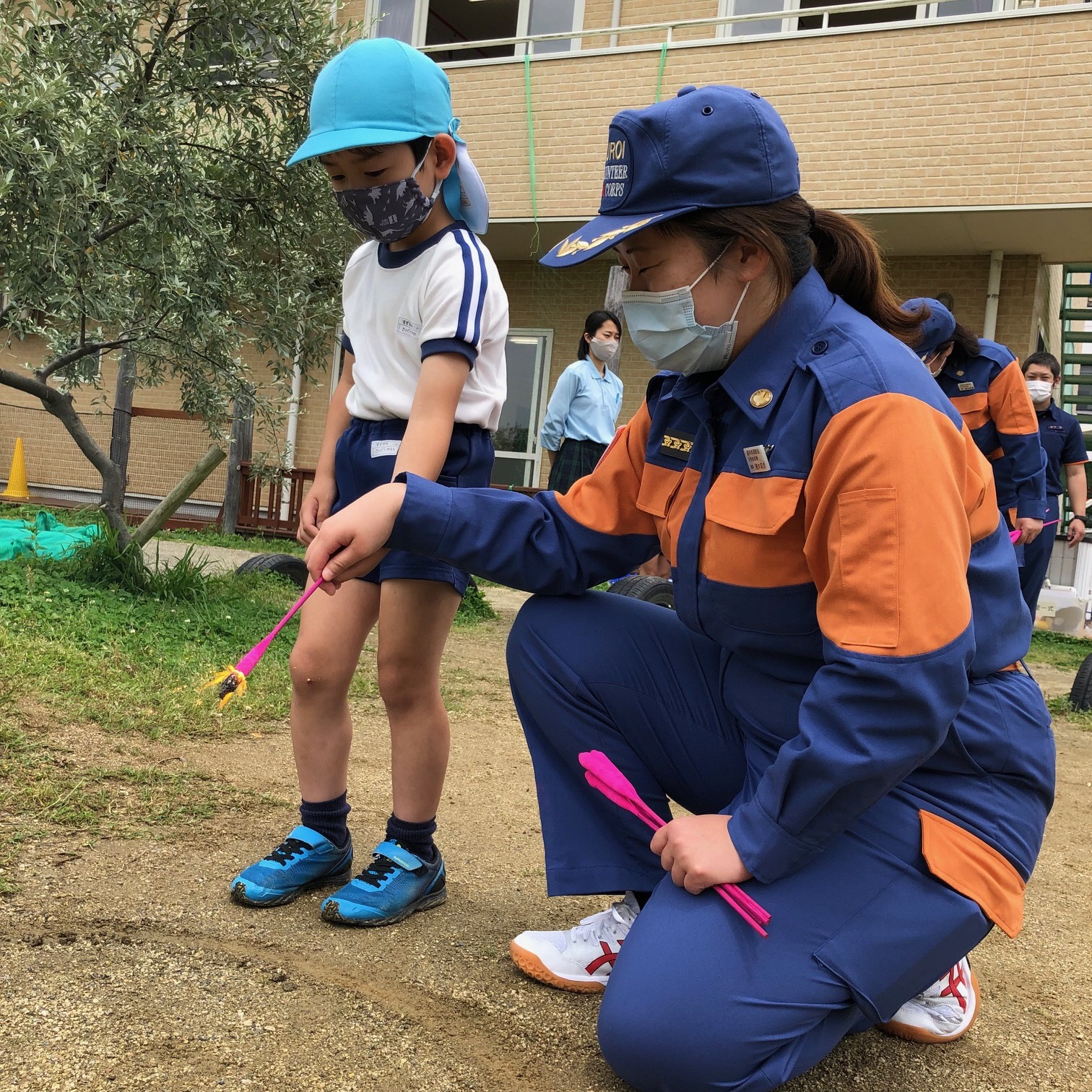 安全な花火の使い方を学ぶ園児