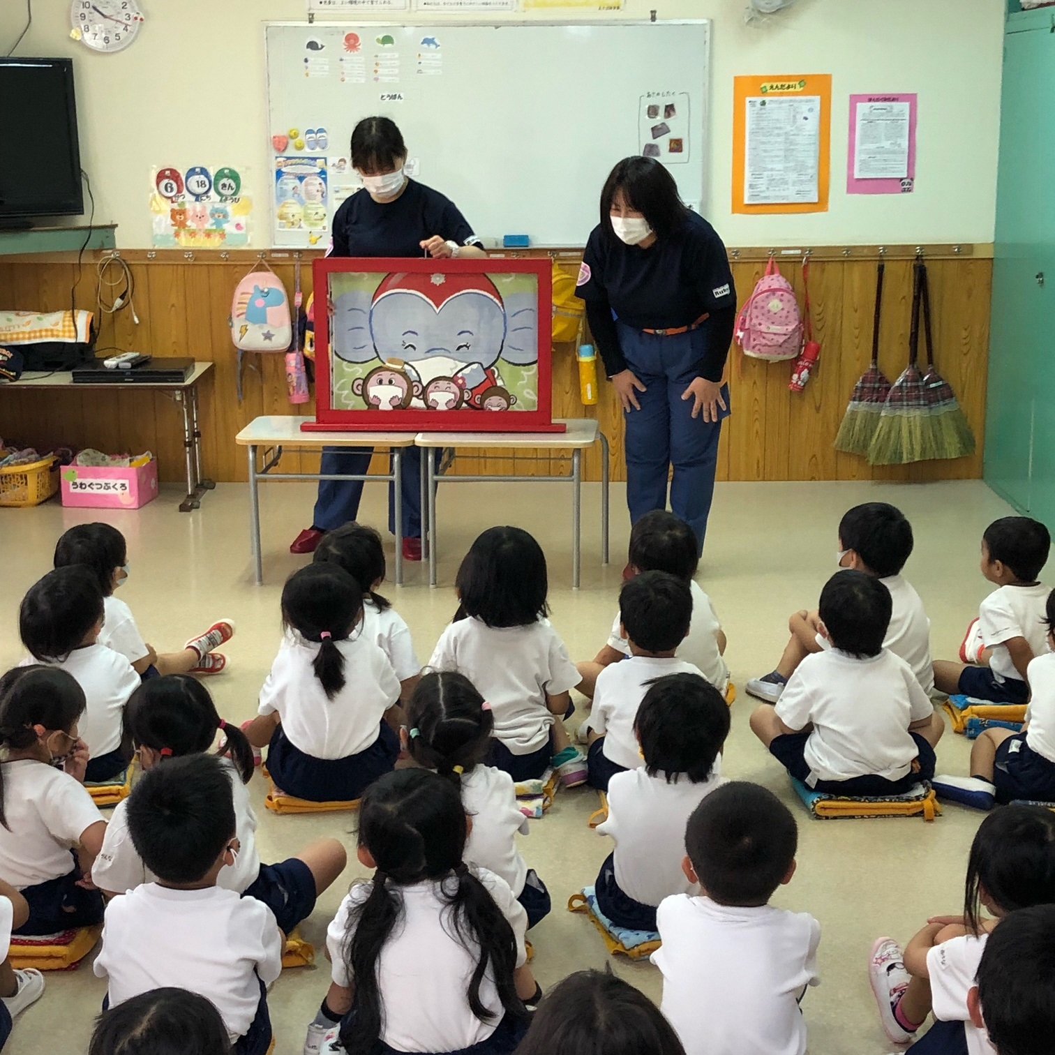 紙芝居で火遊びの危険性を学ぶ