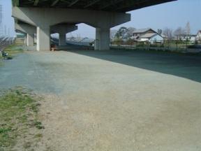 国道1号高架下広場