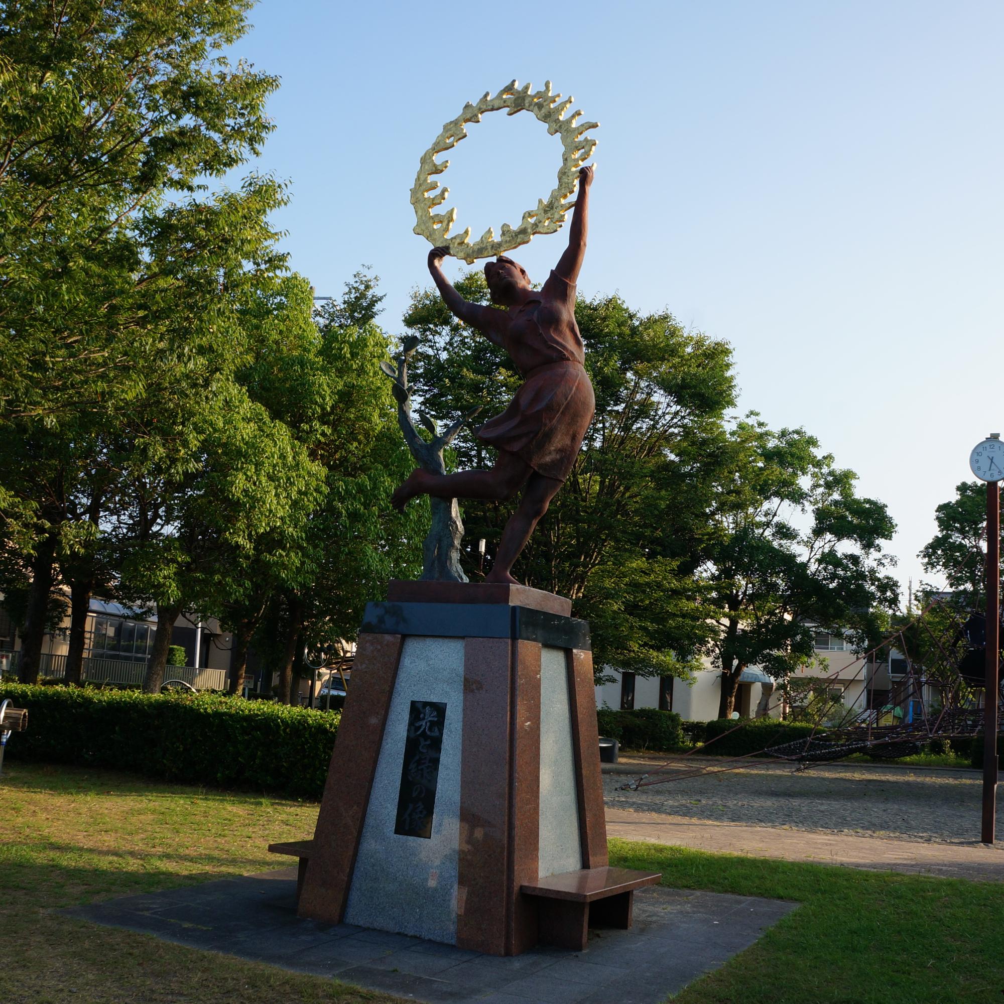 光と緑の像