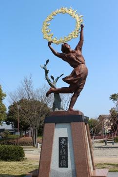 光と緑の像