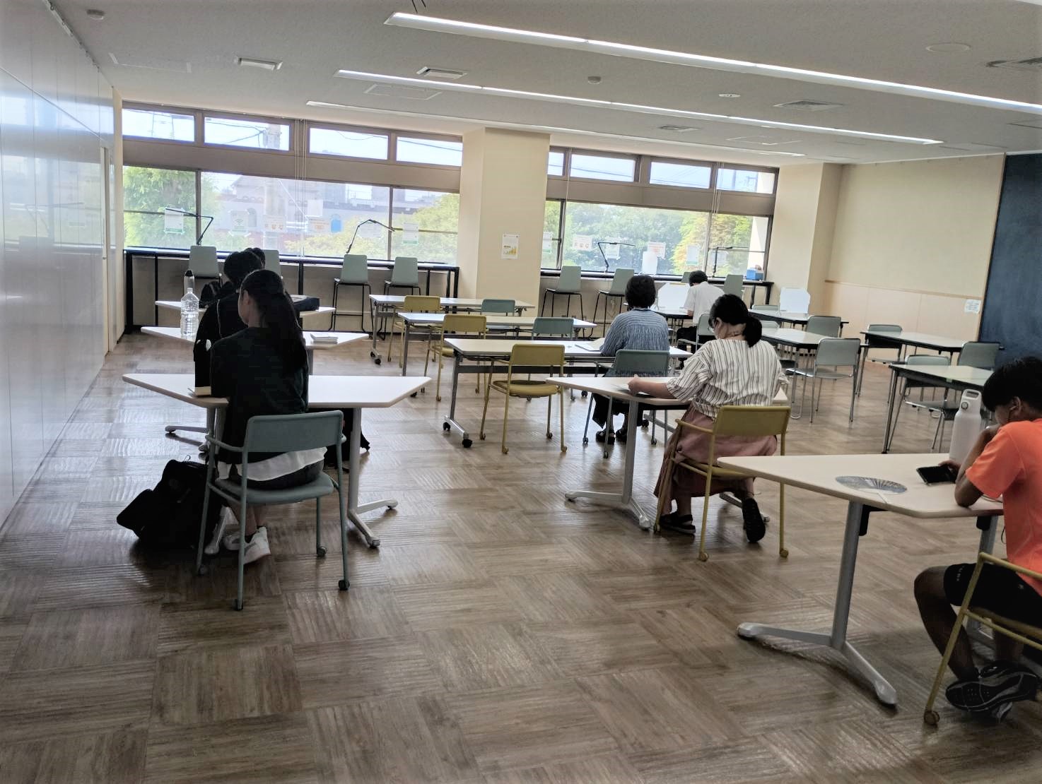 交流・自主学習コーナーの様子