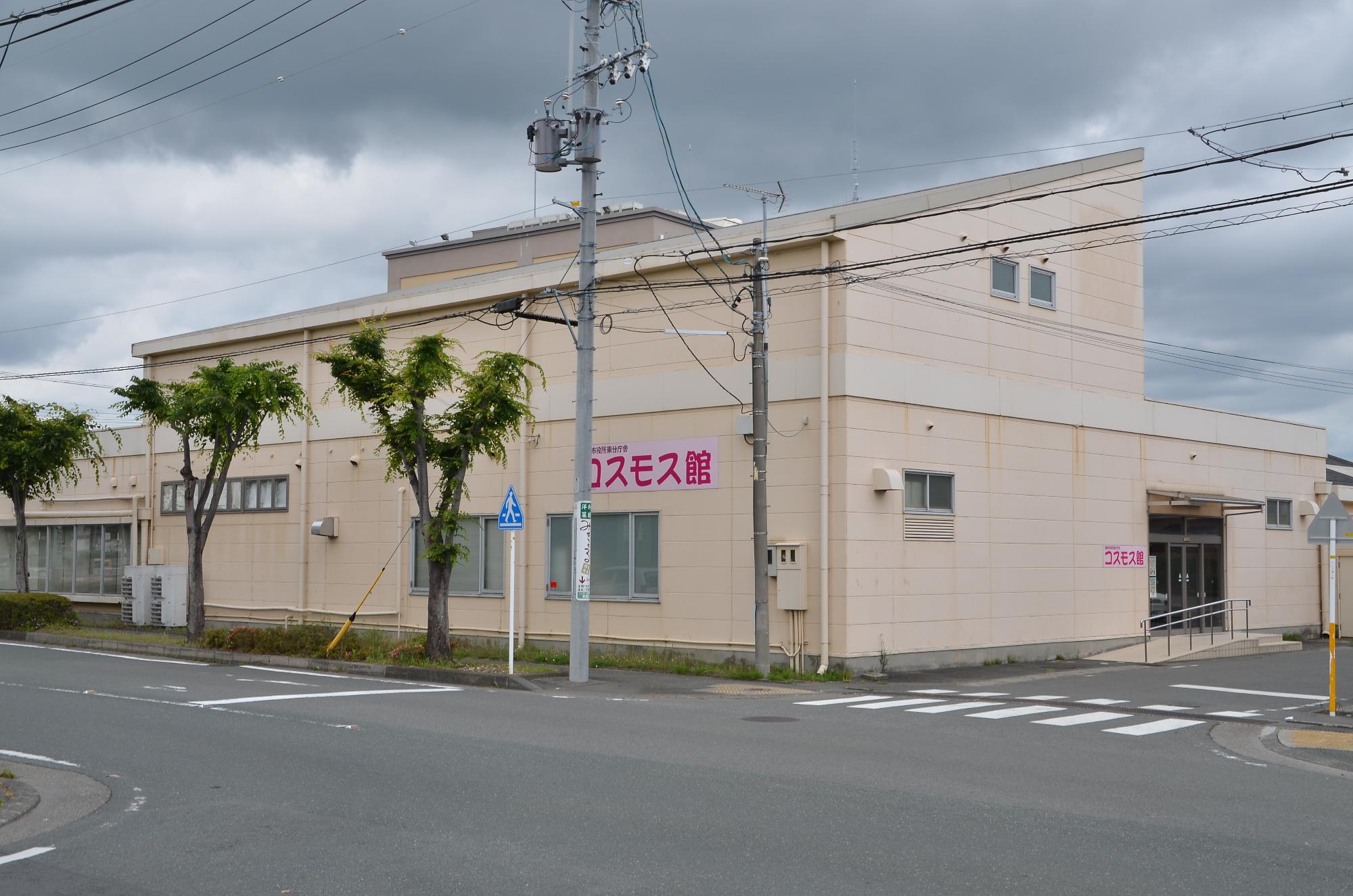袋井市役所とコスモス館の位置