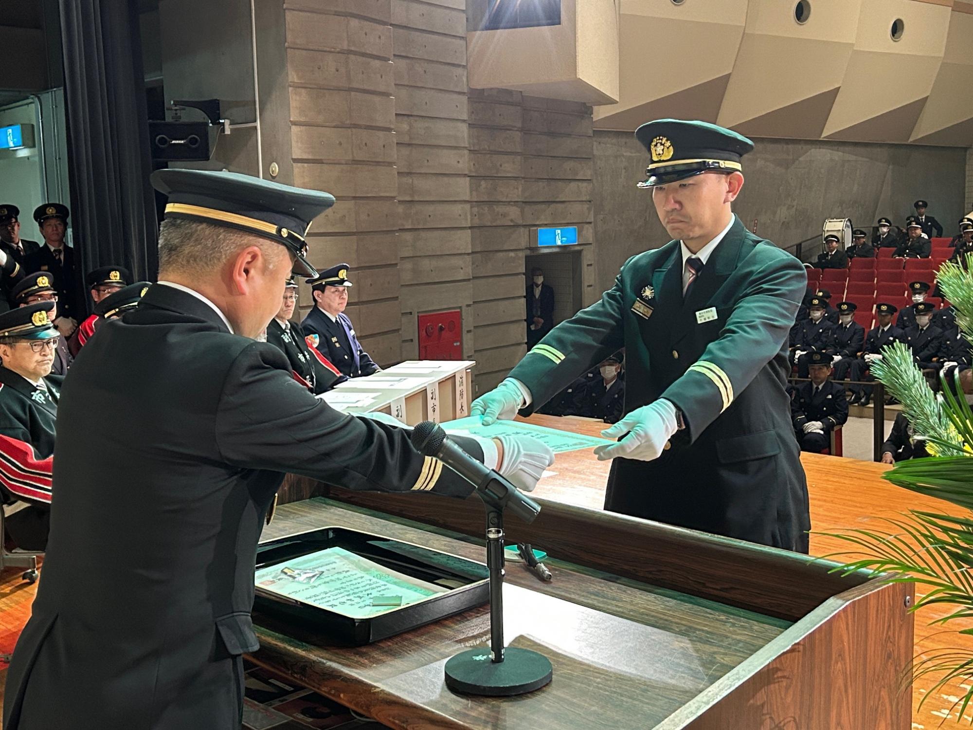 永年勤続表彰を受ける団員