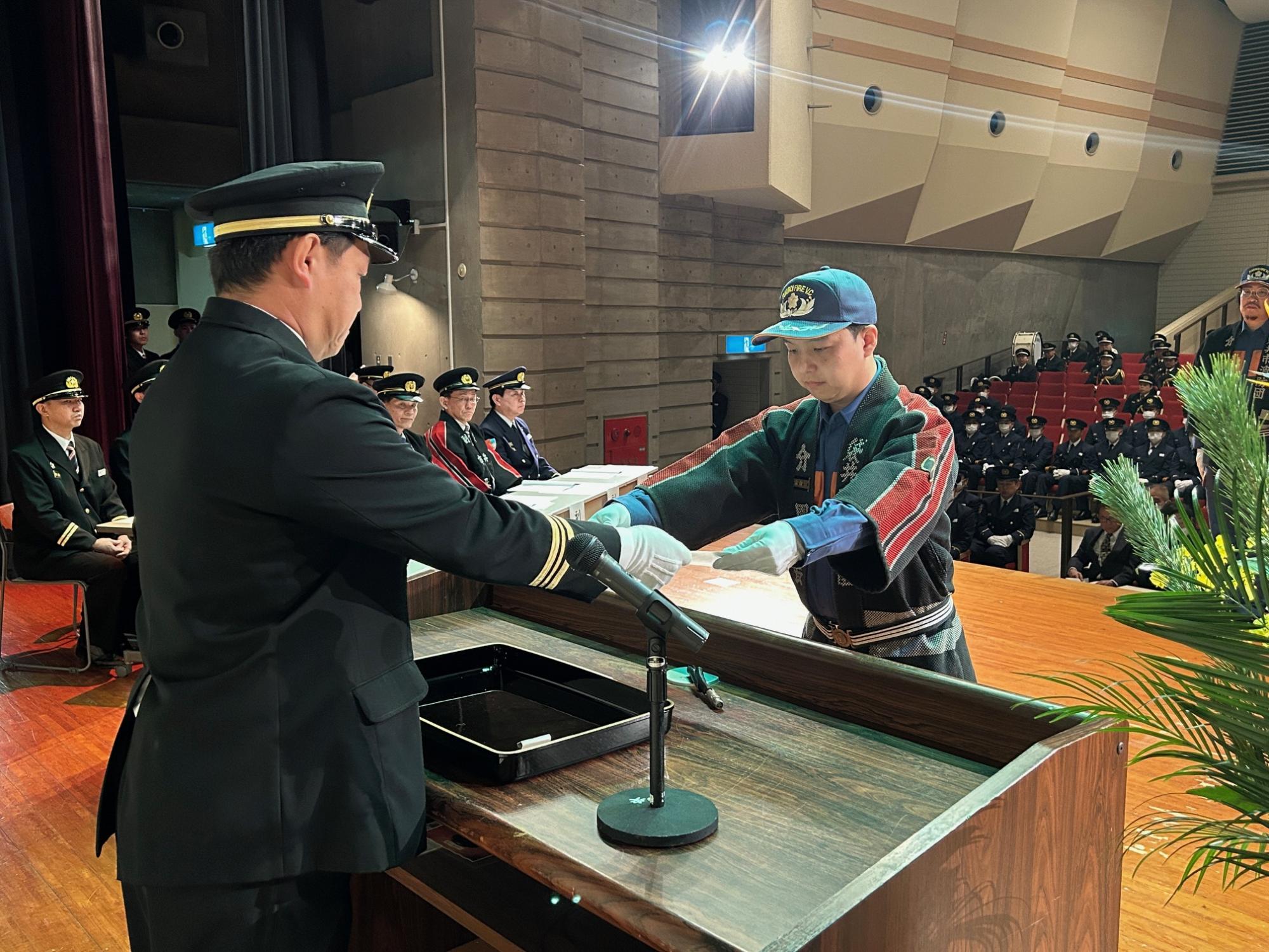 無火災表彰を受ける分団長