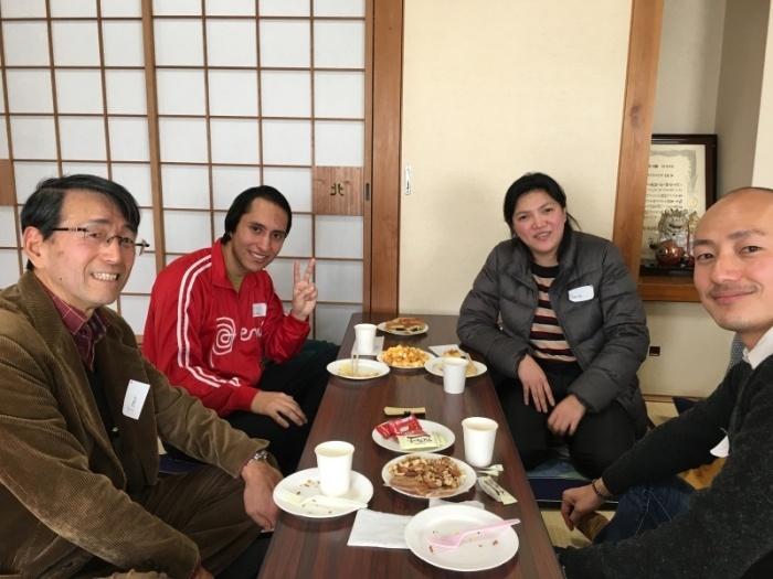 ペルー人、フィリピン人と日本人2人のグループ