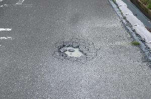 道路の穴ぼこ