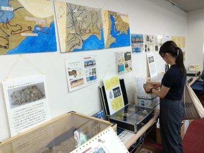 コミュニティセンターでの化石の展示