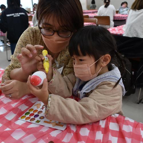 イースターエッグ作りの様子1