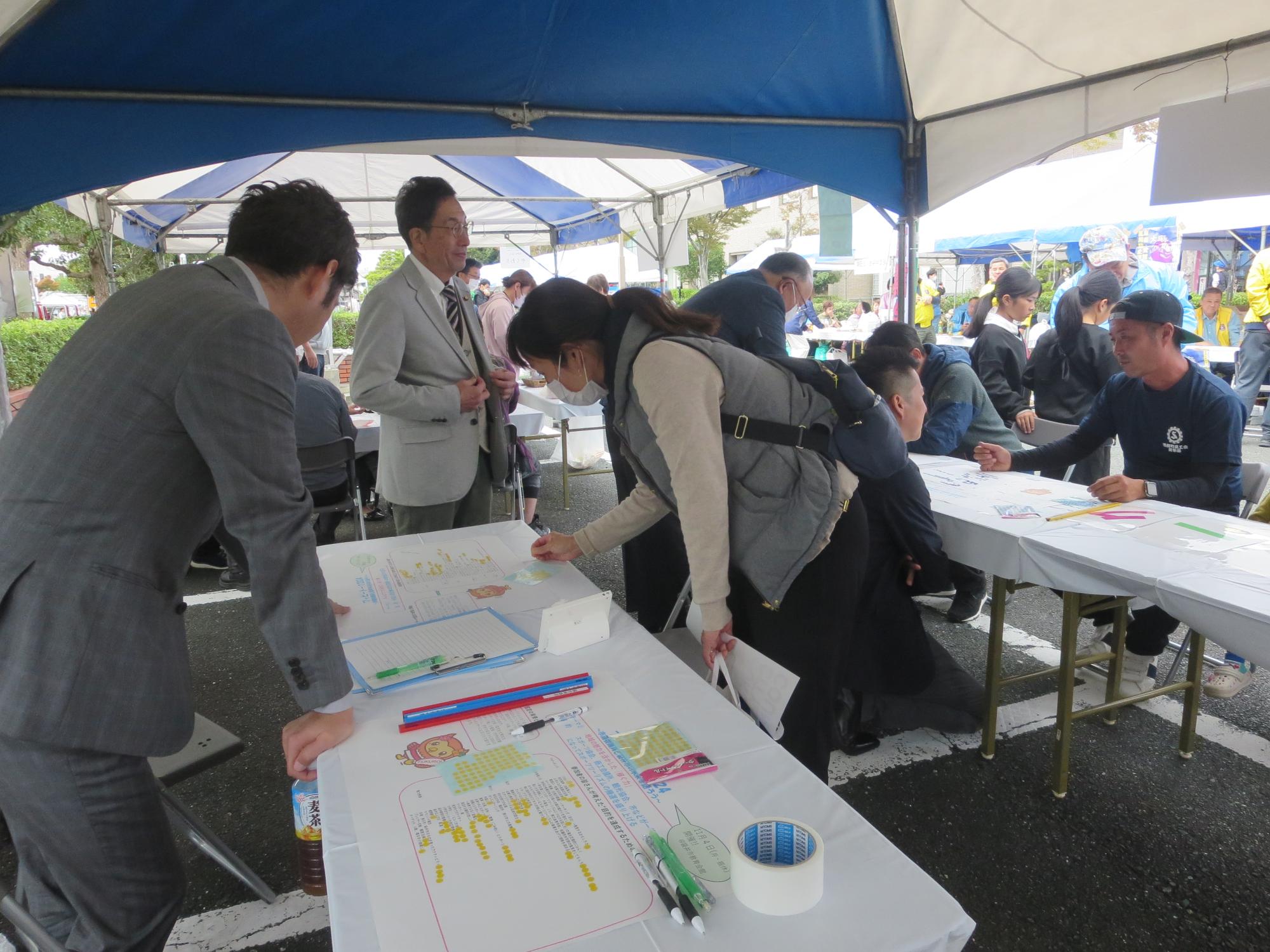 ふれあい夢市場での意見交換の様子