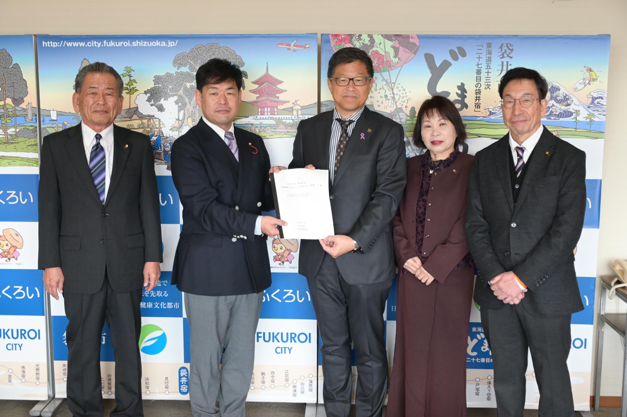 高校生との意見交換会の提言書を市長に提出